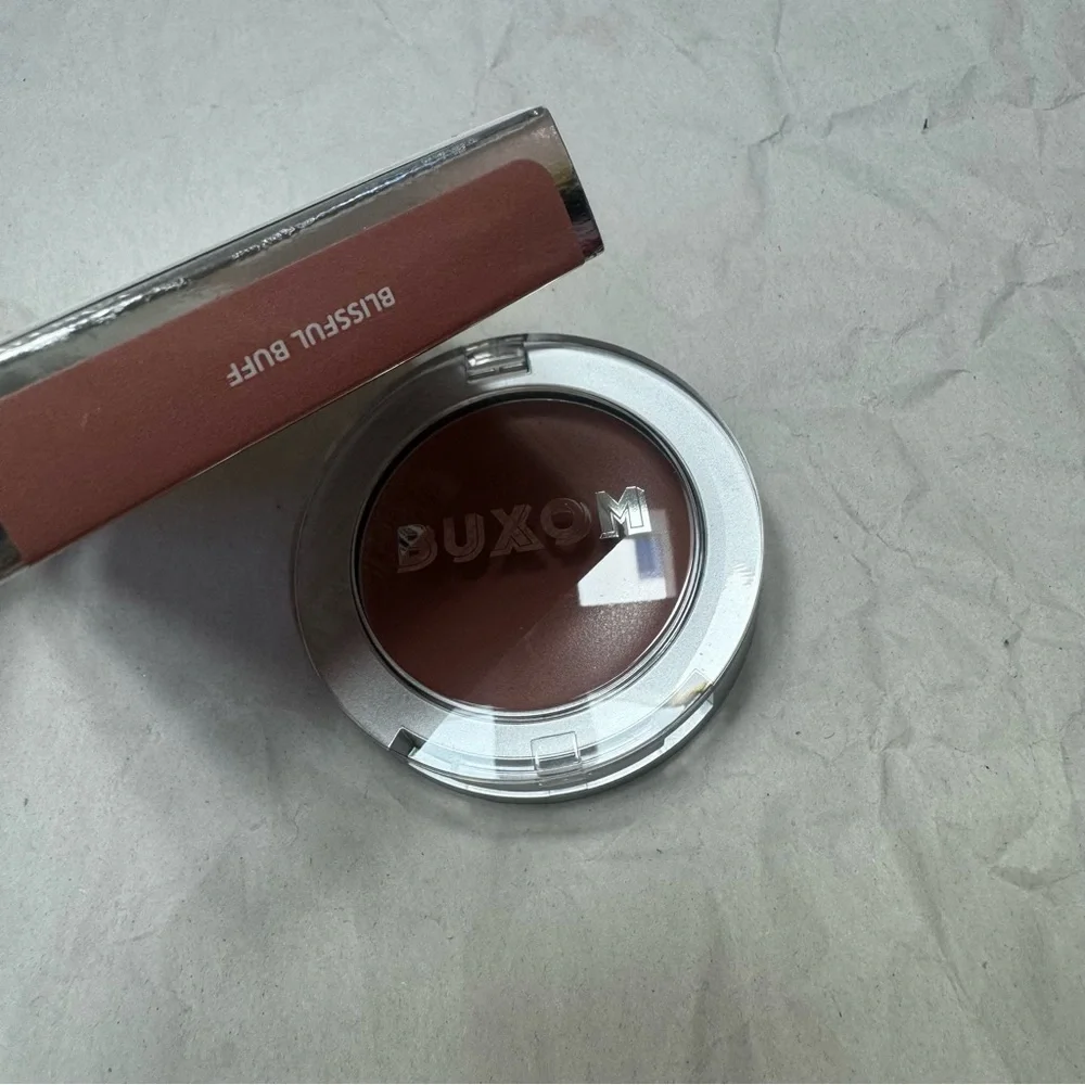 Buxom blush
